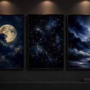 Puede incluir: Conjunto de tres láminas artísticas enmarcadas que representan escenas celestiales. Una presenta una luna llena asomando entre nubes oscuras, otra muestra constelaciones y la tercera representa un cielo nublado dramático. La obra de arte se exhibe en una pared oscura.