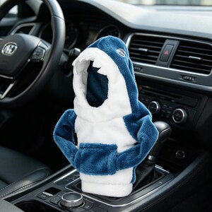 Housse de pommeau de levier de vitesse en peluche Shark, design doux en polaire bleu et blanc pour ajouter du plaisir à votre tableau de bord