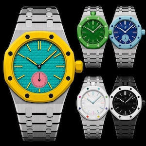 Può includere: Sei orologi in acciaio inossidabile con quadranti e cinturini colorati sono esposti su sfondo nero. Gli orologi presentano vari colori del quadrante, tra cui turchese, verde, blu, bianco e nero, con lunette e lancette abbinate o a contrasto.