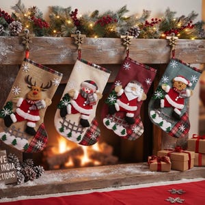 Puede incluir: Cuatro calcetines navideños cuelgan de una repisa de madera, con figuras de peluche de reno, pan de jengibre, Santa y oso. Cada calcetín tiene puño y punta a cuadros, decorados con copos de nieve blancos. Un letrero dice: FESTIVE JIMORY INDIA COLLECTIONS.