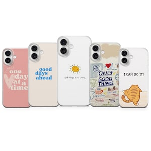 Puede incluir: Cinco fundas para smartphone con diseños distintos. La primera es rosa con un corazón y el texto one day at a time. La segunda es crema con texto azul good days ahead. La tercera es blanca con un sol y el texto good things are coming. La cuarta presenta varios garabatos y el texto ONLY GOOD THINGS. La quinta es blanca con un gato naranja y el texto I CAN DO IT!