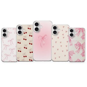 Op de afbeelding: Vijf smartphonehoesjes op een rij. De eerste heeft een lichtroze strikpatroon, de tweede heeft rode kersen en strikjes, de derde is een effen roze verloop met één strik, de vierde heeft kleine rode strikjes en de vijfde heeft grote roze strikken.