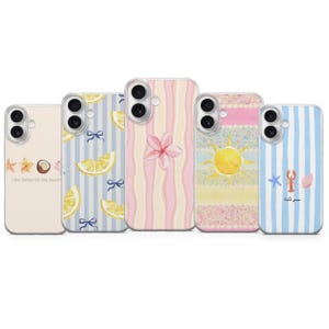 Può includere: Cinque cover per telefono con motivi estivi: una beige con icone da spiaggia e testo, una a righe blu con limoni e fiocchi, una rosa a righe ondulate con un fiore, una con un sole giallo e una a righe blu con vita marina e testo.