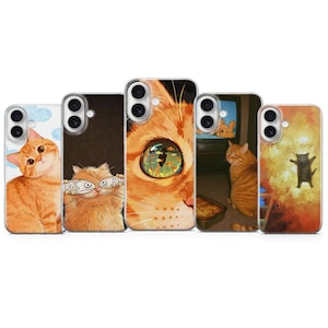 Op de afbeelding: Vijf telefoonhoesjes met diverse illustraties van oranje katten. De ontwerpen tonen een kat die omhoog kijkt, een kat met vissen voor de ogen, een close-up van een kattenoog met vissen, een kat bij een televisie en een springende kat in een scène.