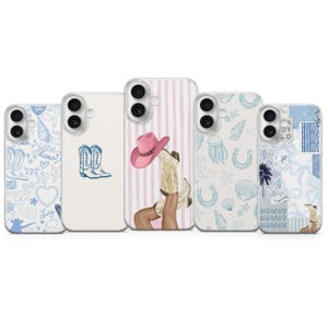 Könnte beinhalten: Fünf Smartphone-Hüllen mit verschiedenen Designs. Eine zeigt blaue Strichzeichnungen von Cowboystiefeln und Herzen, eine ein Paar blaue Stiefel, eine einen rosa Cowboyhut und Stiefel auf Streifen, eine Meeresmotive und eine eine blaue Collage.