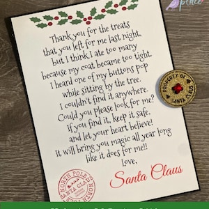 Puede incluir: Una carta navideña de Papá Noel con un borde de acebo. La carta incluye un mensaje sobre un botón perdido y una moneda dorada "Propiedad de Papá Noel" con una gema roja.