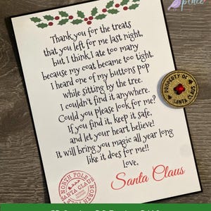 Puede incluir: Una carta navideña de Papá Noel, con un mensaje sobre un botón perdido. La carta está adornada con acebo y bayas, e incluye una moneda dorada con una gema roja. La moneda lleva la inscripción "Property of Santa Claus".