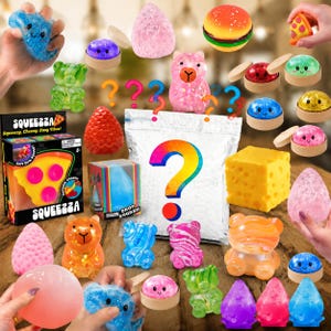 Può includere: Una collezione di giocattoli squishy Squeezza che include varie forme di animali, cibi come un hamburger e una fetta di pizza, e blob colorati e testurizzati. Il set presenta una busta misteriosa con un punto interrogativo e una scatola Squeezza.