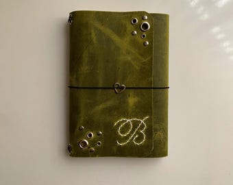 Handgefertigtes Notizbuch im A5-Format aus echtem Kalbsleder, Grunge-Ästhetik, nachfüllbare Notizbuchhülle mit handbesticktem Anfangsbuchstaben, personalisiertes Geschenk