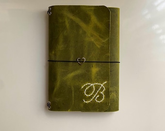 Personalisierter A5-Notizbuchumschlag aus echtem Leder, individuell handbestickte Notizbuchhülle mit Initialen, olivgrünes Kalbsleder-Notizbuch als Geschenk