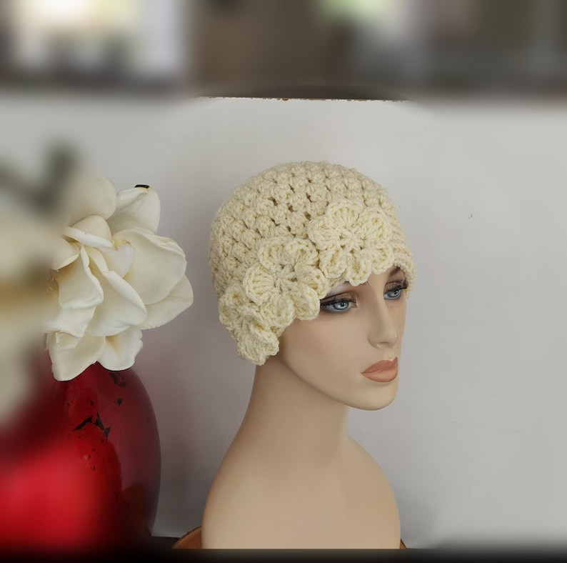 Crochet Women's Beanie: Handmade Winter Hat Bild 2