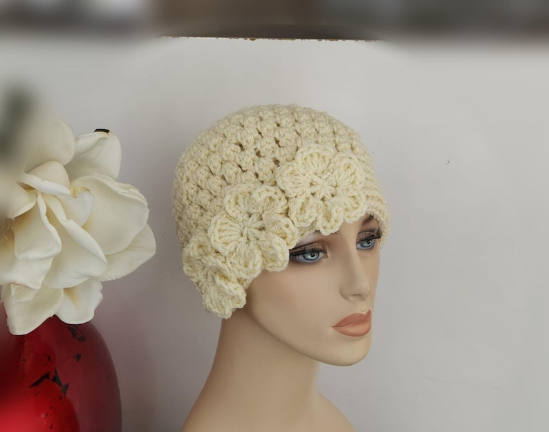Crochet Women's Beanie: Handmade Winter Hat Bild 1
