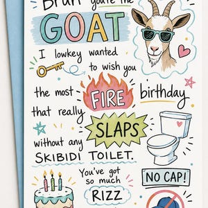 Puede incluir: Una tarjeta de felicitación blanca con sobre azul claro que presenta ilustraciones y texto dibujados a mano, incluyendo Bruh you're the GOAT, una cabra con gafas de sol, un icono de fuego, un inodoro, un pastel de cumpleaños y un símbolo no cap.