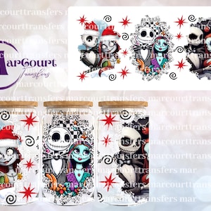 Può includere: Tre bicchieri in vetro trasparente con coperchi in bambù caratterizzati da una decalcomania avvolgente di Jack Skellington e Sally di The Nightmare Before Christmas. Il design include stelle rosse, spirali nere e motivi a scacchi su sfondo bianco.