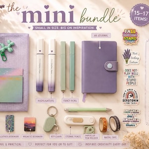 Pode incluir: Um conjunto de papelaria com um estojo de malha roxo, um diário A6, marcadores, canetas, um lápis eterno, um x-ato, um porta-chaves, marcadores de página, clipes, notas autocolantes, fita washi e vários autocolantes com textos como Fall seven times stand up right.