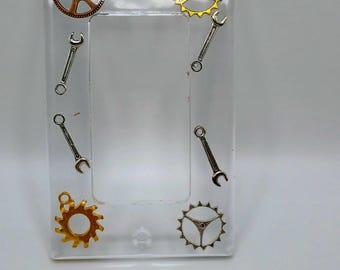 Tapa para interruptor de luz con forma de llave inglesa y engranaje, hecha a mano en resina. Ideal para ese hombre que lo tiene todo.