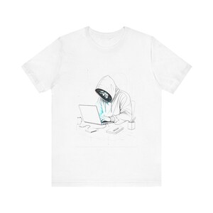 Maglietta con cappuccio e illustrazione di un hacker informatico / Maglietta grafica per programmatori su laptop