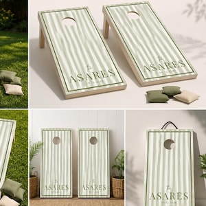 Könnte beinhalten: Ein Set aus zwei Cornhole-Boards mit einem hellgrün-weiß gestreiften Muster. Jedes Board hat ein kreisförmiges Loch im oberen Bereich und ist mit dem Text The ASARES sowie einem Datum in einer dunkelgrünen Serifenschrift personalisiert.