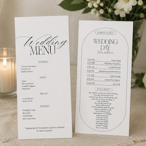 Könnte beinhalten: Zwei weiße, rechteckige Hochzeitskarten mit schwarzem Text. Die linke Karte ist ein Menü mit Vorspeisen, Beilagen, Brot und Dessert. Die rechte Karte ist ein Zeitplan für Jasmine & Troy mit einem bogenförmigen Design und Liedtexten.