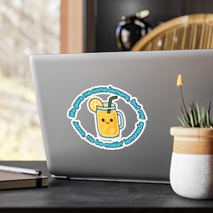 Può includere: Un adesivo con un'illustrazione a cartoni animati di una limonata in un barattolo, con una faccia sorridente e una fetta di limone. Il testo recita: "life gave me some lemons, but my Jesus, He be makin' lemonade."