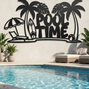 Può includere: Un'opera d'arte da parete in metallo nero con la scritta POOL TIME, affiancata da due palme. Il design include un ombrellone, una sedia a sdraio, una tavola da surf e un pallone da spiaggia, tutto in uno stile a silhouette nera solida.