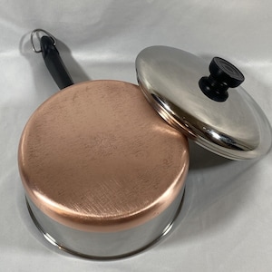 Casserole vintage Revere Ware 1801 de 2 pintes (environ 1,8 L) à fond en cuivre avec couvercle, en porcelaine et acier inoxydable.