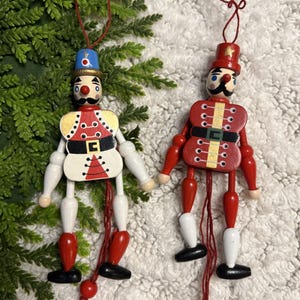 Lot de 2 casse-noisettes soldats, décorations de Noël à ficelle.
