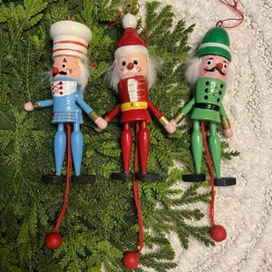 Ensemble vintage de 3 décorations de Noël en bois à tirer sur une ficelle : Père Noël, Casse-Noisette et Casse-Noisette sautant