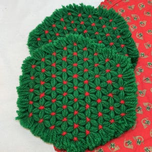 Vintage Set of 2 Christmas Crocheted Holiday Daisy Loom Hexagon Hot Pads Trivets