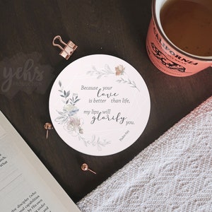 Psalm 63:3 Blomsterunderlägg, kristen muggmatta, uppmuntrande trosgåva med bibelvers, bibelvers skrivbordsdekor, naturinspirerad dryckesmatta