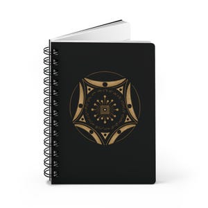 Cuaderno Buga Sphere Gold con encuadernación en espiral de mandala geométrico y cubierta negra.