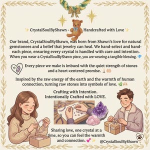 Pu&ograve; includere: Un grafico informativo per CrystalSoulByShawn con un orsacchiotto, illustrazioni di una persona che crea gioielli e una che impacchetta un regalo. Il testo include dettagli sul marchio, dichiarazioni di intenti e l'handle @CrystalSoulByShawn.