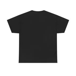 Może przedstawiać: Gładki czarny t-shirt z okrągłym dekoltem i kr&oacute;tkimi rękawami. Koszulka wykonana jest z miękkiej, nieprzezroczystej tkaniny i prezentowana na białym tle. Prosta, wszechstronna odzież.
