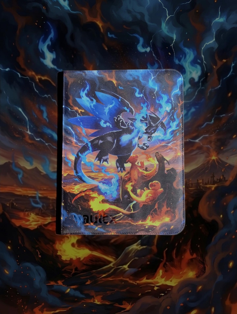 Pu&ograve; includere: Un raccoglitore rettangolare con una vivace stampa grafica di un grande drago nero con fiamme blu, circondato da creature pi&ugrave; piccole simili a draghi su un paesaggio vulcanico infuocato. La parola VaultX &egrave; stampata nell'angolo in basso a sinistra.