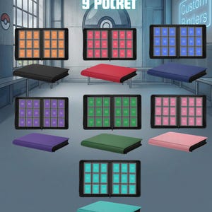 Pu&ograve; includere: Una collezione di sette raccoglitori per carte collezionabili a 9 tasche in vari colori, tra cui nero, rosso, blu, viola, verde, rosa e turchese. Ogni raccoglitore &egrave; mostrato sia aperto per visualizzare gli scomparti che chiuso. Testo: TOPLOADER 9 POCKET.