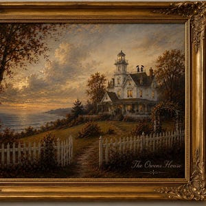 Peut inclure: Une peinture de paysage encadrée représentant une maison blanche avec une tour de phare surplombant l'océan au coucher du soleil. La scène comprend une clôture en bois blanc, des arbres et un chemin. Le texte The Owens House est inscrit en bas à droite.