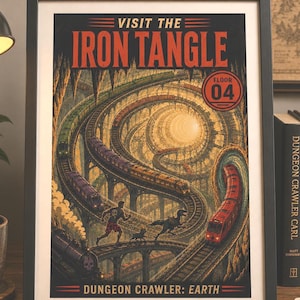 Puede incluir: Un póster enmarcado titulado Visit The Iron Tangle Dungeon Crawler: Earth Floor 04. La obra muestra una compleja red de vías de tren elevadas que serpentean a través de un espacio cavernoso con varios trenes, una persona corriendo y una criatura.