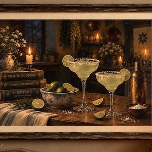 Pode incluir: Uma impressão de arte emoldurada retratando dois copos de margarita com bordas de sal, uma tigela de limões, uma coqueteleira e uma pilha de livros intitulados Practical Magic, Herbs & Remedies e Cocktails, sobre uma mesa de madeira rústica.