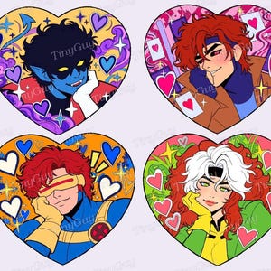 Può includere: Quattro adesivi a forma di cuore con illustrazioni stilizzate di personaggi dei fumetti. In alto a sinistra un personaggio dalla pelle blu, a destra uno con giacca marrone e carte, in basso a sinistra un eroe con visiera e a destra uno con capelli bianchi e rossi.