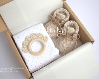 Baby gift box, crochet baby booties, newborn, baby shower, pregnancy announcement, muslin square, welcome baby, hamper, father day, new mum
