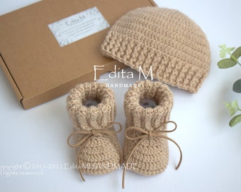 Unisex crochet set, baby booties, baby shoes, knitted boots, baby beanie, baby hat, newborn baby shower, gift, neutral gender
