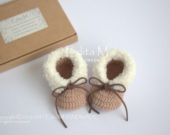 Unisex baby booties, crochet Christmas baby shoes, baby moccasins, first Christmas, pregnancy announcement, baby shower gift, photo prop