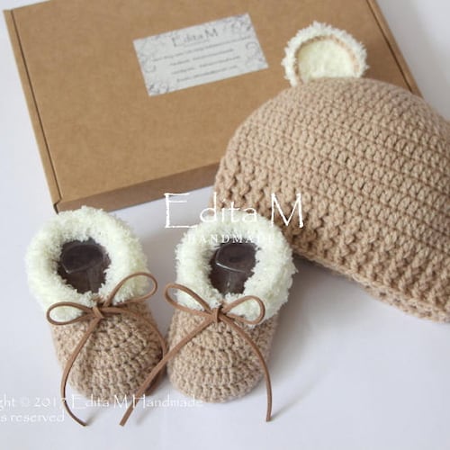 Unisex crochet baby set, oatmeal, baby booties, bear hat, fur shoes, moccs, knitted boots, beanie, 0-3, 3-6 months, baby shower, Christmas