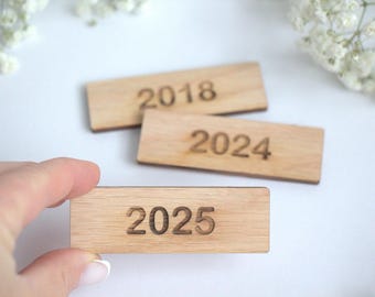 Datum Holzschild 75 mm x 25 mm Holzschild mit Gravur 75 mm x 25 mm Holzetiketten mit individuellem Logo gravierte Etiketten Mini Room Schild Minischild Wohnen individuell