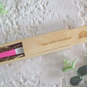 Caja personalizada para anuncio de embarazo, anuncio de bebé, bebé arcoíris, caja de bambú para prueba de embarazo, caja de recuerdo de madera personalizada, caja de recuerdos