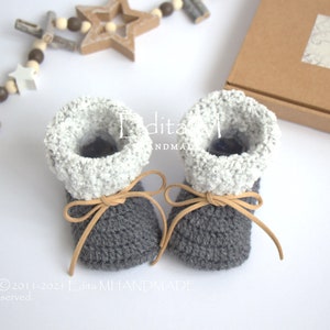 Unisex baby booties, crochet Christmas baby shoes, newborn boots, first Christmas, pregnancy announcement, baby shower gift, photo prop
