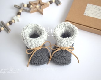 Unisex baby booties, crochet Christmas baby shoes, newborn boots, first Christmas, pregnancy announcement, baby shower gift, photo prop
