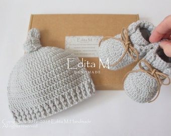 Unisex crochet set, baby booties, baby shoes, knitted boots, newborn, beanie, knot hat, 0-3, 3-6 months, baby shower, gift, neutral gender