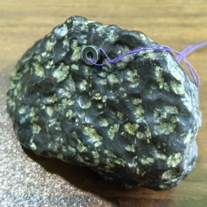 124,7 g Meteorite naturale maculato grezzo, campione magnetico di roccia spaziale, pietra da esposizione