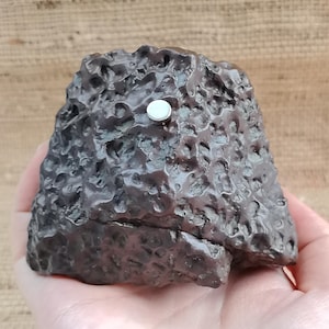 400g naturlig kondritmeteorit grov sten magnetisk rymdsten svart smält skorpaprov